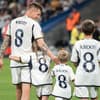 Toni Kroos mit seinen drei Kindern auf dem Platz von hinten