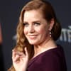 Amy Adams lächelt