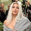 Kim Kardashian posiert, Fotografen im Hintergrund