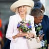 Königin Camilla mit Blumen und einer Lady Dior Bag