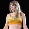 Taylor Swift guckt genervt zur Seite