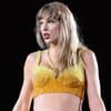 Taylor Swift guckt genervt zur Seite