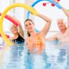 Menschen mit Poolnudel im Wasser