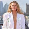 Blake Lively mit Blazer ohne Shirt