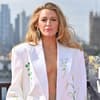 Blake Lively mit Blazer ohne Shirt