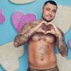 Danilo Cristilli formt mit seinen Händen ein Herz bei "Love Island VIP"