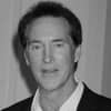 Drake Hogestyn guckt ernst