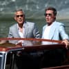 George Clooney und Brad Pitt auf einem Boot