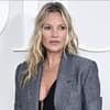 Kate Moss schaut bedrückt zur Seite