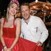 Oliver Pocher lacht gemeinsam mit Dirndl-Designerin Kinga Mathe