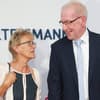 Peter Zwegat und seine Ehefrau Liane Scholze schauen sich an