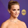 Reese Witherspoon vor lila Emmy Wand