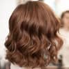 Frau mit Beach Waves Bob