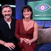 Jochen Schropp und Marlene Lufen sitzen auf der "Promi Big Brother"-Couch