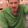 Max Kruse mit erhobener Hand bei "Promi Big Brother"