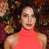 priyanka-chopra vor Blumen