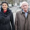 Sahra Wagenknecht und Oskar Lafontaine gehen nebeneinander her