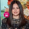 Selena Gomez vor orangenen Blumen