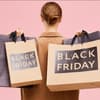 Frau mit Black Friday Tüten