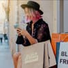 Frau shopping Smartphone black friday