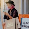 Frau shopping Smartphone black friday