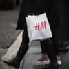 Frau mit H&M Tüte auf Straße