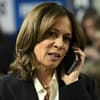 Kamala Harris telefoniert