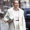 Frau in Teddy-Jacke Street Style