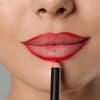 Frau betont Lippen mit Lipliner