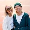 Lisa und Lena Mantler lächeln 