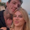 Romina Palm und Christian Wolf posieren am Strand und machen ein Selfie