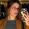 Hailey Bieber macht Selfie mit Brille in Ankleidezimmer