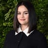 Selena Gomez vor Hecke