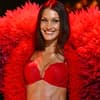 Bella Hadid strahlt in roten Dessous