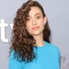 emmy rossum mit locken auf roten teppich