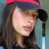 Hailey Bieber Selfie mit Cap