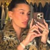 Hailey Bieber selfie in leo-jacke