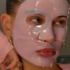 Hailey Bieber Selfie mit kollagen-maske