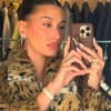 Hailey Bieber Selfie in leo-jacke