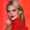 kendall jenner mit blonden haaren vor rotem hintergrund