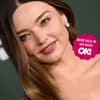 Miranda Kerr lächelt zur Seite