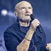 Phil Collins hält Mikrofon in der Hand