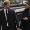 Prinz Harry und Herzogin Meghan schauen sich ernst an