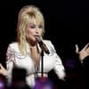 Dolly Parton mit Mikrofon