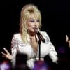 Dolly Parton mit Mikrofon