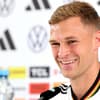 Kimmich lacht bei einer Pressekonferenz