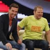 Florian Silbereisen und Mario Barth sitzen auf einer Couch und lachen