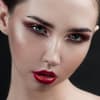 Pinterest-trend Vamp romantic Frau mit starkem Make-up im Gothic-Look
