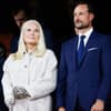 Prinzessin Mette-Marit und Prinz Haakon von Norwegen schauen ernst