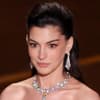 Anne Hathaway ganz ernst bei den Oscars 2026